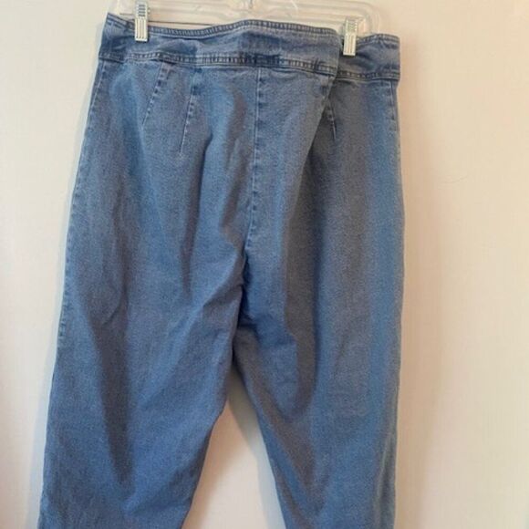 Lauren Jean Co. Ralph Lauren denim capri's, size  16W - Picture 2 of 3
